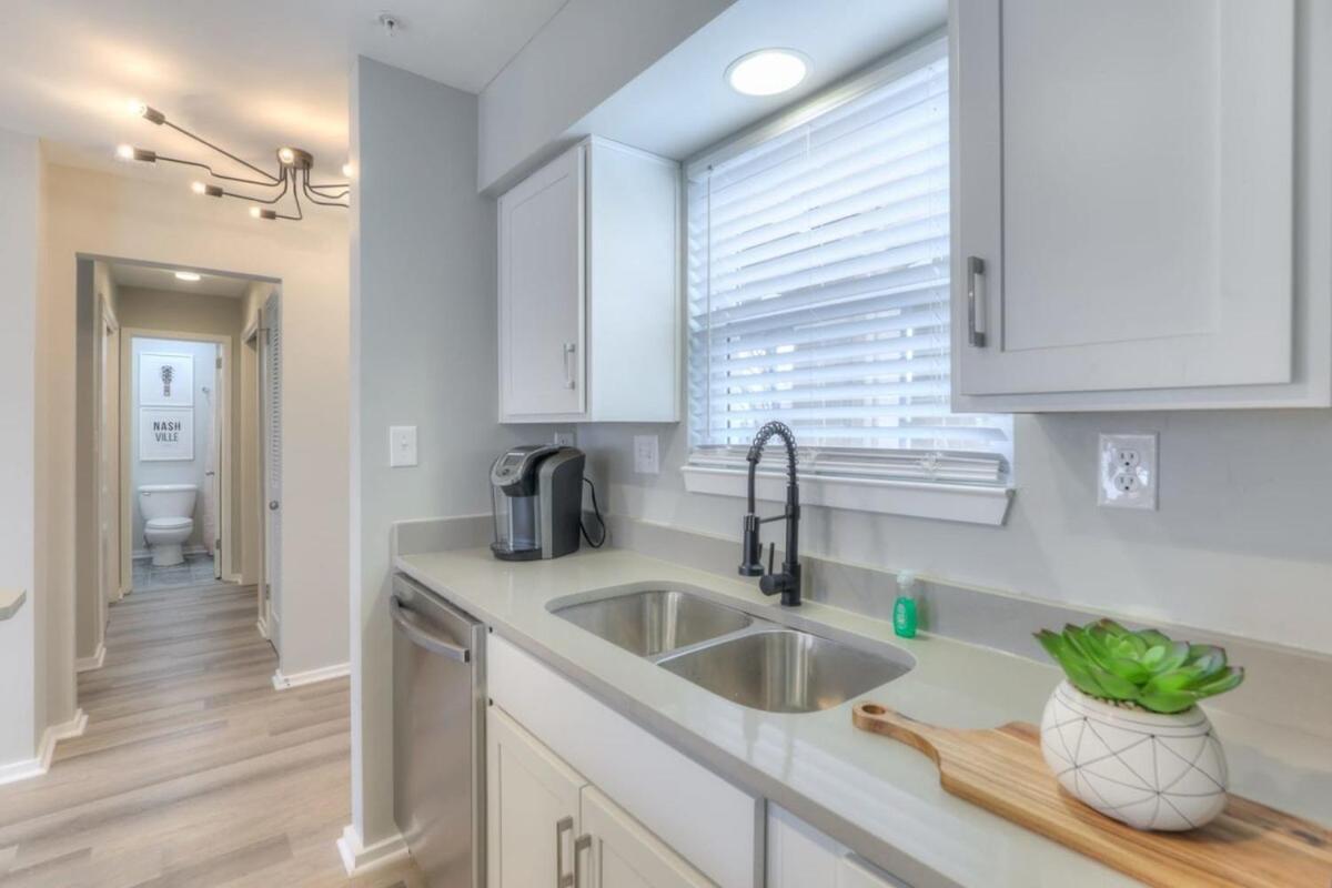 Walk To Broadway Riverfront Condo With Pool Nashville Zewnętrze zdjęcie